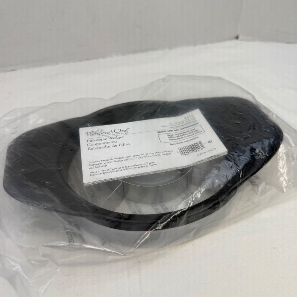 The Pampered Chef Pineapple Wedger 2416 Black Stainless Steel Core Peeler New - Picture 2 of 6